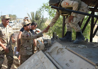 عبد الفتاح السيسي يتفقد عناصر القوات المسلحة والشرطة بشمال سيناء